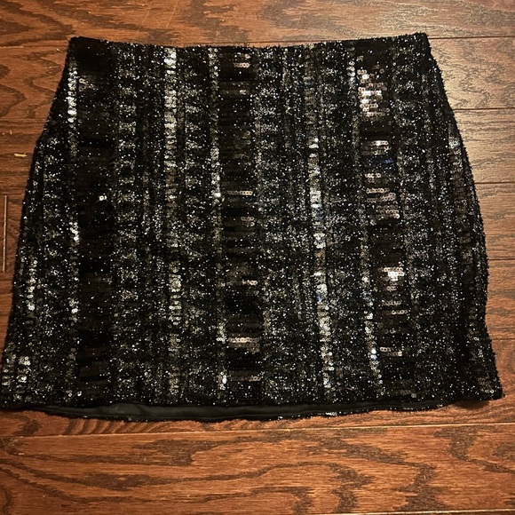 Express Tinsel Sequin Mini Skirt - Picture 3 of 4